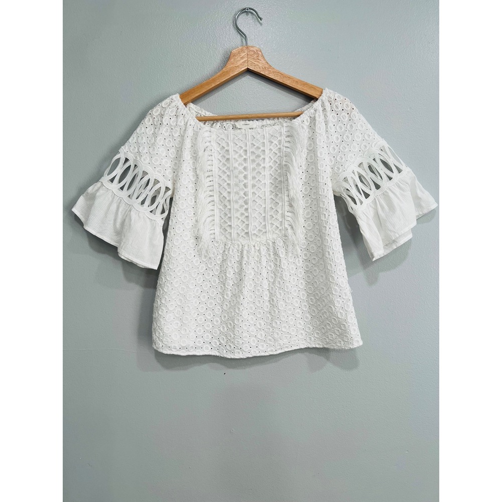 A loves a white eyelet boho blouse size six
